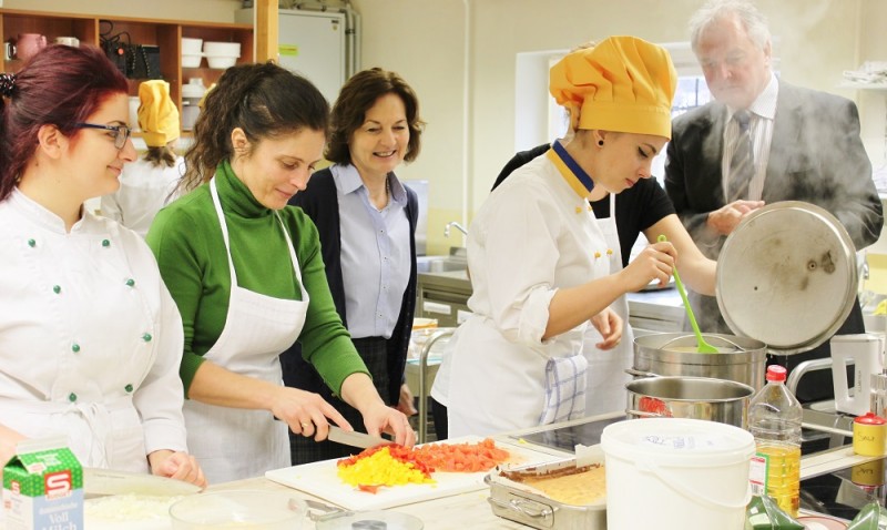 tl_files/tu-was/upload/bilder/Mostviertel-Mitte/Projekte/Essen_TagoffTuer_Dragana_Fr Tasho_Kurz_Kesi_Direktor.JPG